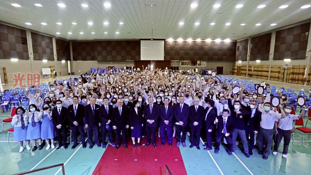 吉华独中成年礼 170名学生 给家长敬茶送家书